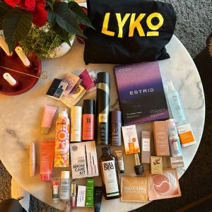 The famous Goodie bag from Lyko - Den omtalade goodiebagen folk stod i km långa köer för att få när Lyko hade butiksöppning på drottning gatan i Stockholm.   Allt är helt nytt. Till ett värde av 6999kr 