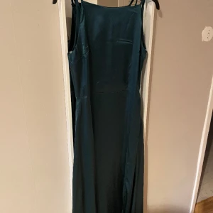 Mörkgrön balklänning - En superfin balklänning med öppen rygg. Använd en gång. Str 38😊 Nypris cirka 750😊