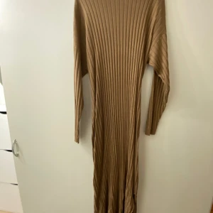 Maxi klänning med knytskärp - Maxi klänning med knytskärp Använd 2-3 ggr.  Sitter tight o formar kroppen fint