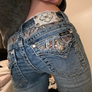 Miss me jeans  - (LÄS BIO) Säljer dessa dröm miss me jeansen i bootcut modell! ❤️🫶🏼Dem är lågmidjade och i bra skick (endas ett rip på knät, vet inte om modellen ska vara så) Midjemått: 34cm (rakt över) och Innerbenet: 79cm!❤️❤️TRYCK GÖRNA PÅ KÖP NU!!❤️❤️