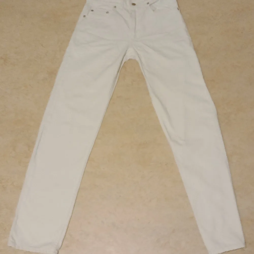 Äkta Supersnygga vita Levi's jeans med den där otroliga passformen som bara ett par äkta Levi's kan han  ☺️Knappt använda  (max8 gånger)så i super skick. Jeans & Byxor.