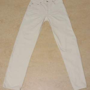 Äkta Supersnygga vita Levi's jeans med den där otroliga passformen som bara ett par äkta Levi's kan han  ☺️Knappt använda  (max8 gånger)så i super skick