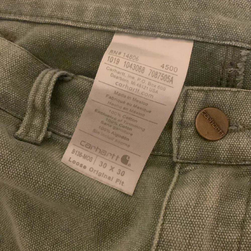carhartt byxor använda ett par gånger, säljer för att de inte passar mig. Jeans & Byxor.