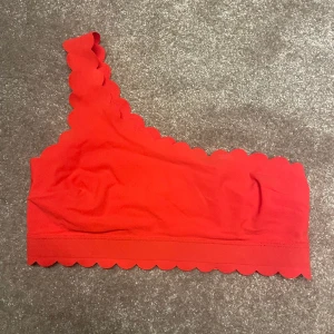 Röd bikinitopp  - Superfin bikinitopp från H&M. Liten i storleken.