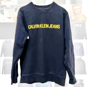Collegetröja  - En collegetröja från Calvin Klein. Marin med gul text. I använt skick men fin. 