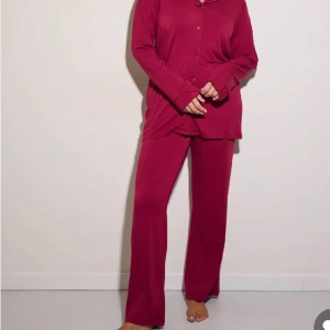 Loungebyxor  - Helt oanvända nyinköpta från twilfit by change, tyvärr för långa för mig i benen och kan inte lämna tillbaka. Riktigt fin premium kvalite i en härlig djup röd färg😍 perfekt för denna årstid!