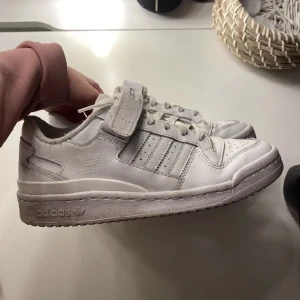 Adidas forum - Säljer nu mina Adidas forum i strl 39 1/3, i fint men andvänt skick. Nypris 1300kr💕