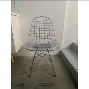Wire chair design Eames - Säljes 1 stycken fantastisk design klassiker wire chair av charles och ray eames (läs mer nedan ) för 3000..  Nypris 5400. Nästan oanvänd. Pga ändrat behov.  Bredd 49 cm Höjd 85 cm Djup 51 cm Sitthöjd 43 cm Material Förkromat stål Färg Ch