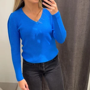 Blå stickad - Blå stickad tröja. Helt oanvänd. Prislapp kvar. Storlek M men är som XS. Hör av dig för mer information 🤍