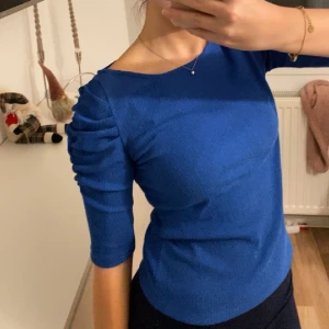 Blå blus - Säljer denna jättefina blus som är perfekt till sommaren! Knappt använd så tröjan är i väldigt fint skick 💘 skriv privat om du vill ha fler bilder ❣️