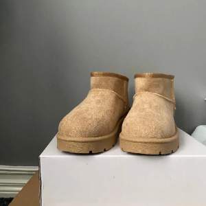 Beige fake uggs i strl 37. Oanvända 