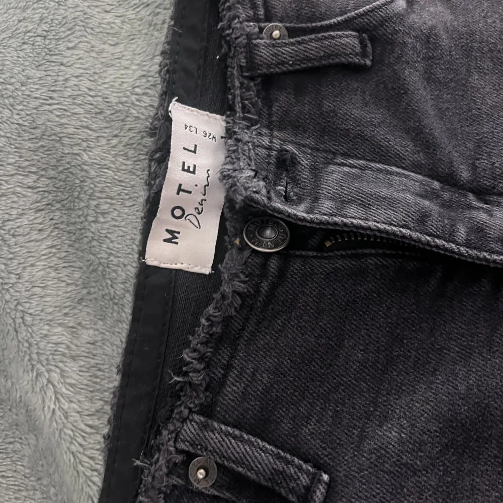 Ett par fina låg midjade jeans som aldrig kommit till användning bara en gång, nu är det små. Jeans & Byxor.