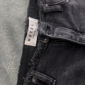 Jenas  - Ett par fina låg midjade jeans som aldrig kommit till användning bara en gång, nu är det små