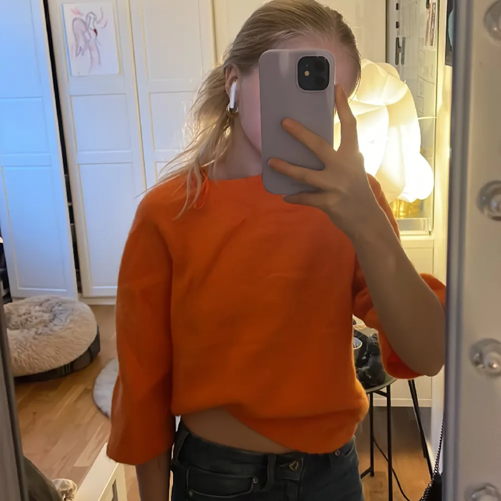Säljer en jätte fin orange kashmir tröja.🍊helt oanvänd. Skriv för fler och bättre bilder! . Tröjor & Koftor.