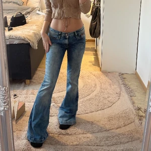 Lågmidjade bootcut jeans  - Jeans från Tommy hilfiger i en unik tvätt💕 fint skick! Midjemått: 77cm     Innerbenslängd: 81cm 