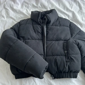 Puffer jacket - Från PrettylittleThing. Helt ny utan prislapp. Storlek S