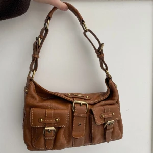 Vintage Skinnväska från Ri2K - Superfin vintage väska i äkta läder från Ri2K💓 Den perfekta vardagliga handväskan! 🥳Fint skick!🙌