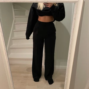 Kostym byxor  - Super snygga kostymbyxor i lite sladdrigt material, från Hm, endast använda 1 gång! 