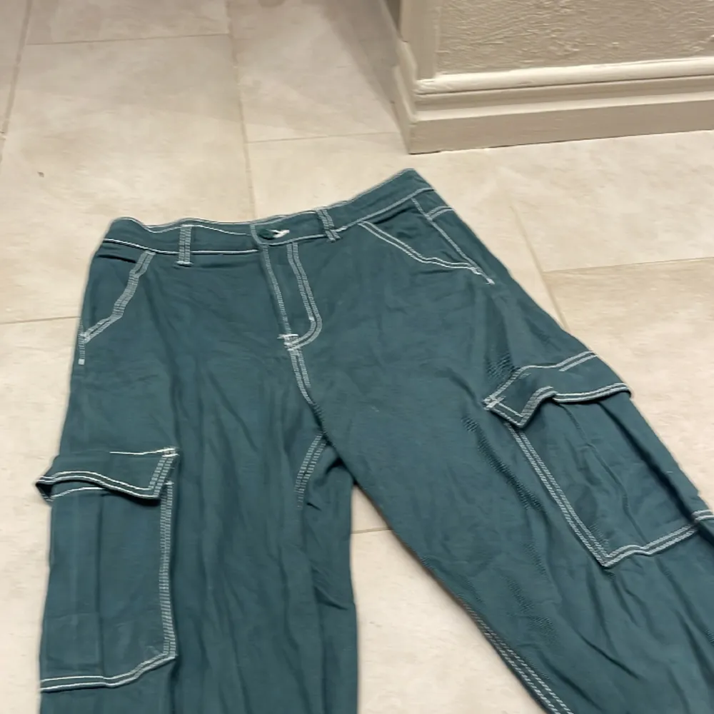 Säljer dessa jätte fina gröna jeans för att jag inte använder de! De är High waisted och bootcut . Jeans & Byxor.