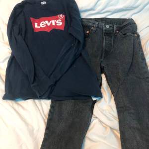 Hej! Säljer dessa två levis plagg för 375kr! Jeansens köpte jag för 1099kr, därför är det rätt så bra pris tanken på att man få 2 plagg. Skick: 8/10 Jean storlek: 25W/26L