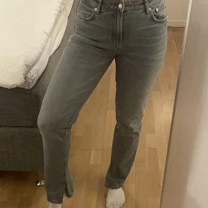 Zara jeans - Aldrig använda jeans ifrån zara med en slits på insidan av foten😌 Jag är 176 lång och de går ner till marken på mig 🥰 