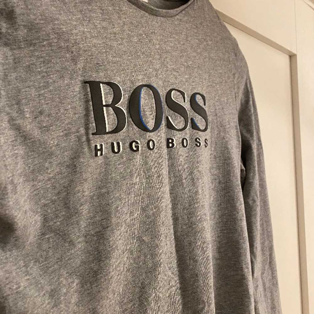 De här är en äkta hugo boss tröja, köpt på NK i gbg. Använd men inte mycket, kanske 2,3 gånger. Bra skick! 11-12 år.  Kolla mina andra annonser!. Tröjor & Koftor.