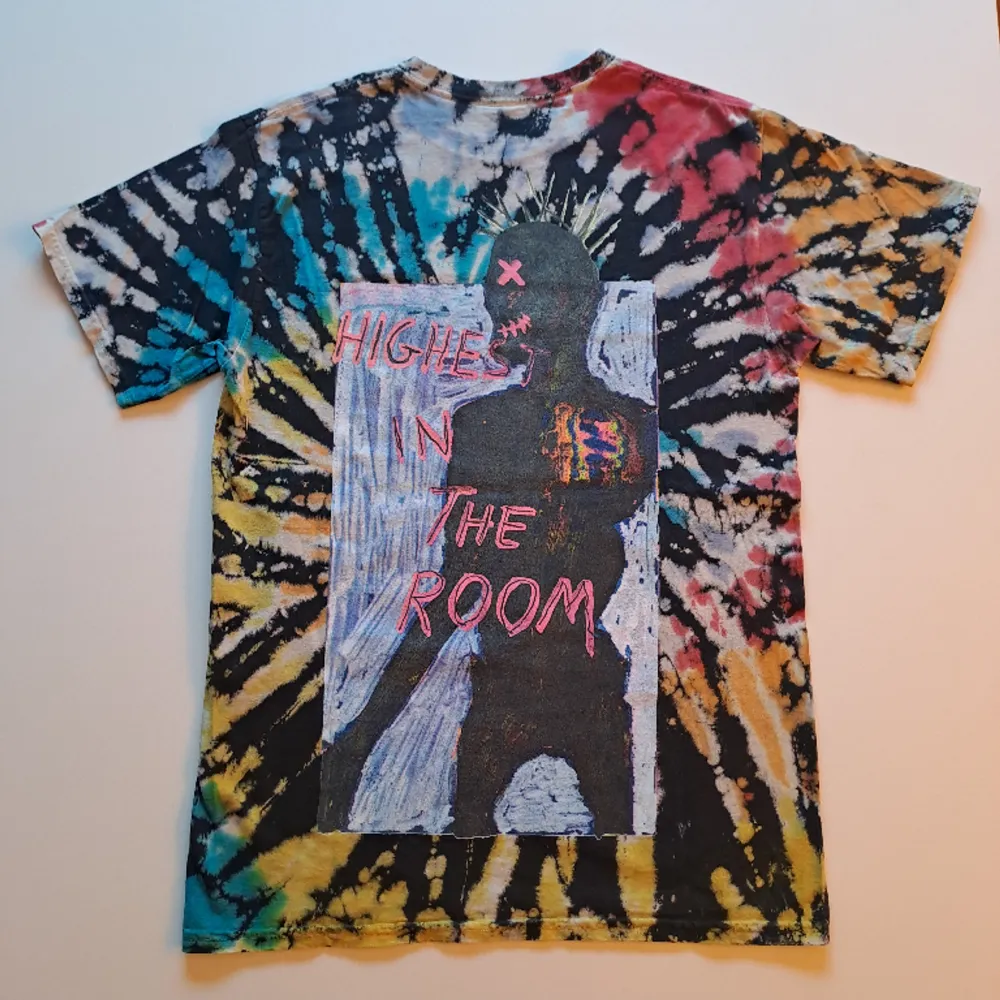 Varumärke: Travis Scott Produkt: T-Shirt  Material: 100% bomull  Storlek: M Färg: Tie Dye  Kondition: Ny skick (Aldrig använd) Mått: L: 73cm B: 50cm Kön: Herr/Unisex  Exklusiv T-Shirt vid släppa av singeln 