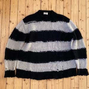 Knit grail right here. Has barley been used, still in great condition. Tagged size XS, fits S-M.