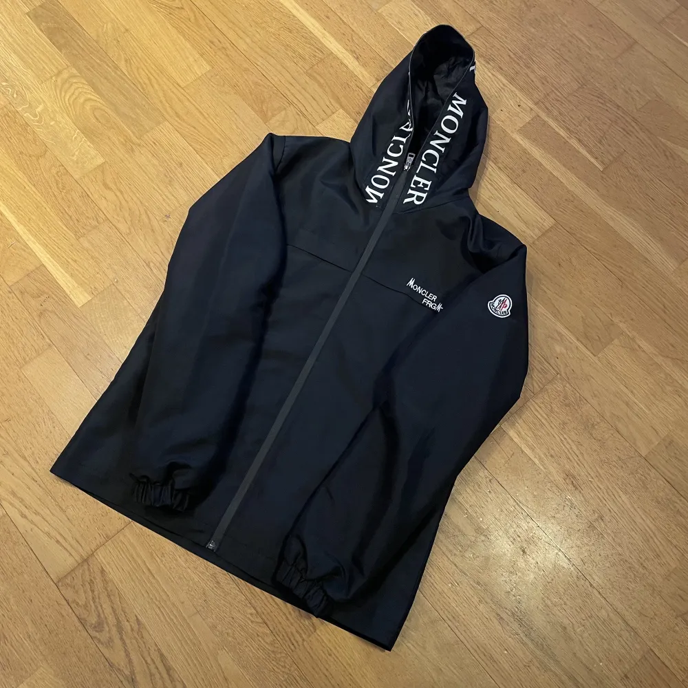 En fin vindjacka/windbreaker från moncler. Har köpt den secondhand så vet inte om den är äkta eller inte. Men snygg ändå! . Jackor.