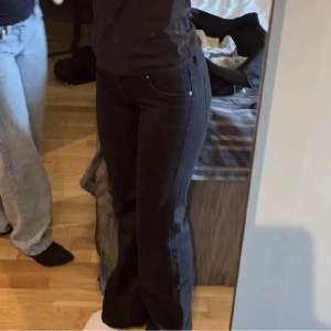 Säljer dessa lågmidjade svarta jeans från hm, storlek S. 💕 Lånad bild.