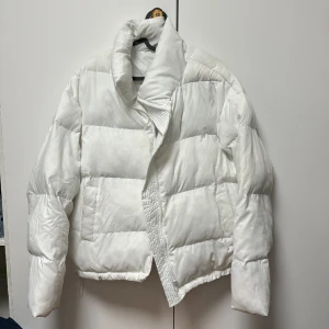 Vinterjacka - Jätte fräsch  vit vinterjacka  använd 1-3 gånger bara i storlek Small/Medium  säljs för 300kr men pris går att diskuteras.