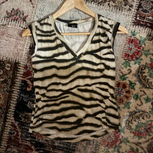 Topp Just Cavalli  - Så fin topp från Just Cavalli med tigermönster