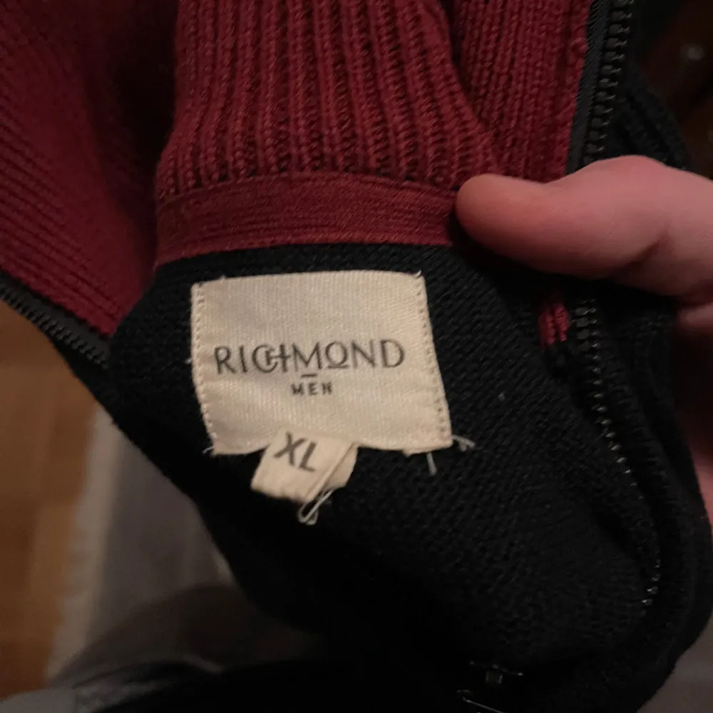 En richmon half- zip, tröjan är i storlek Xl men passar även L. Tröjor & Koftor.