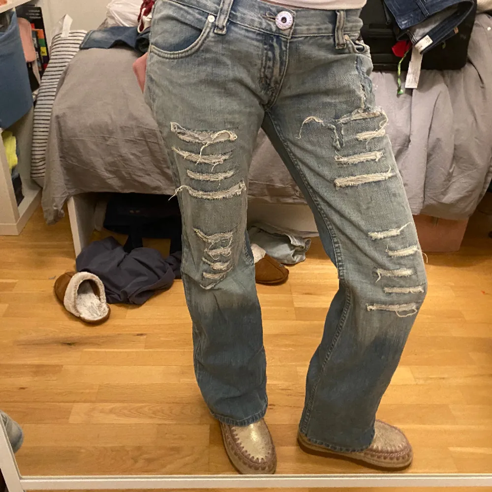 Assnygga bootcut jeans med lågmidjade och coola revor🥰🥰 jag är runt 170 och dem är bra på mig i längden!😍. Jeans & Byxor.