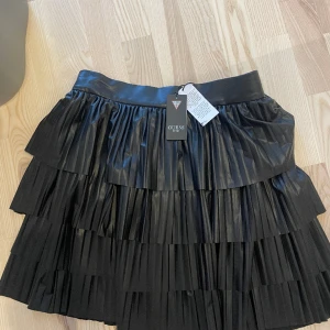 Guess kjol  - Helt onvänd kjol från guess. Storlek M/L