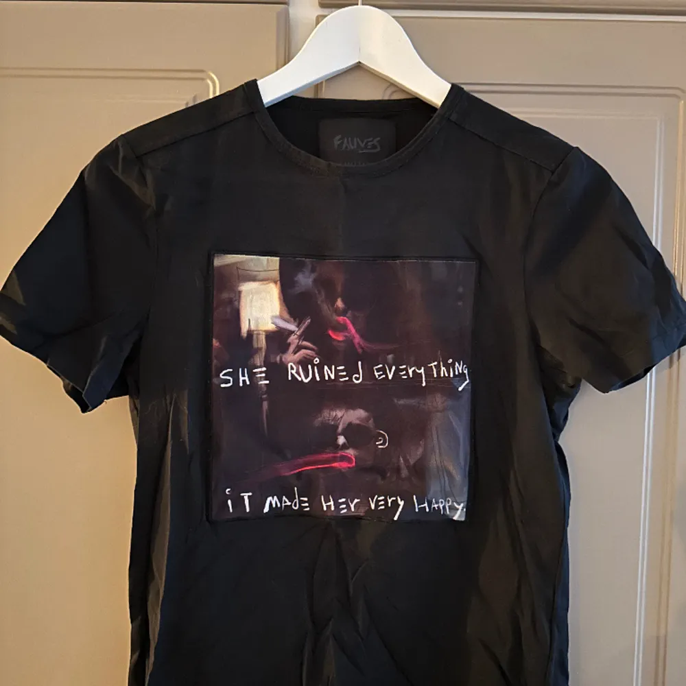 Limitato T-Shirt storlek S, fint skick. Tveka inte på att höra av dig om du har frågor.. T-shirts.