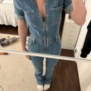 Jumpsuit från mango  - Jumpsuit från mango använd Max 3 gånger men lappen kvar super fin💕