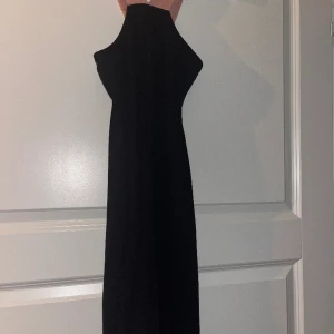 Svart klänning med rosa detaljer från Missguided i nyskick! - Använd endast 1 ggn, nyskick. S/M.