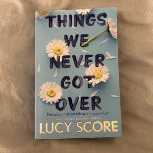 Things we never got over av Lucy Score på engelska i pocket format. Köpte men har inte öppnat den sen dess så den är i utmärkt skick. Nyskick på adlibris: 141 kr