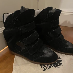 Isabel Marant skor - Säljer dessa assnygga isabel marantskorna då de inte kommer till användning. Köpta i somras på plick, använt de 1 gång så de är som nya! Inga defekter