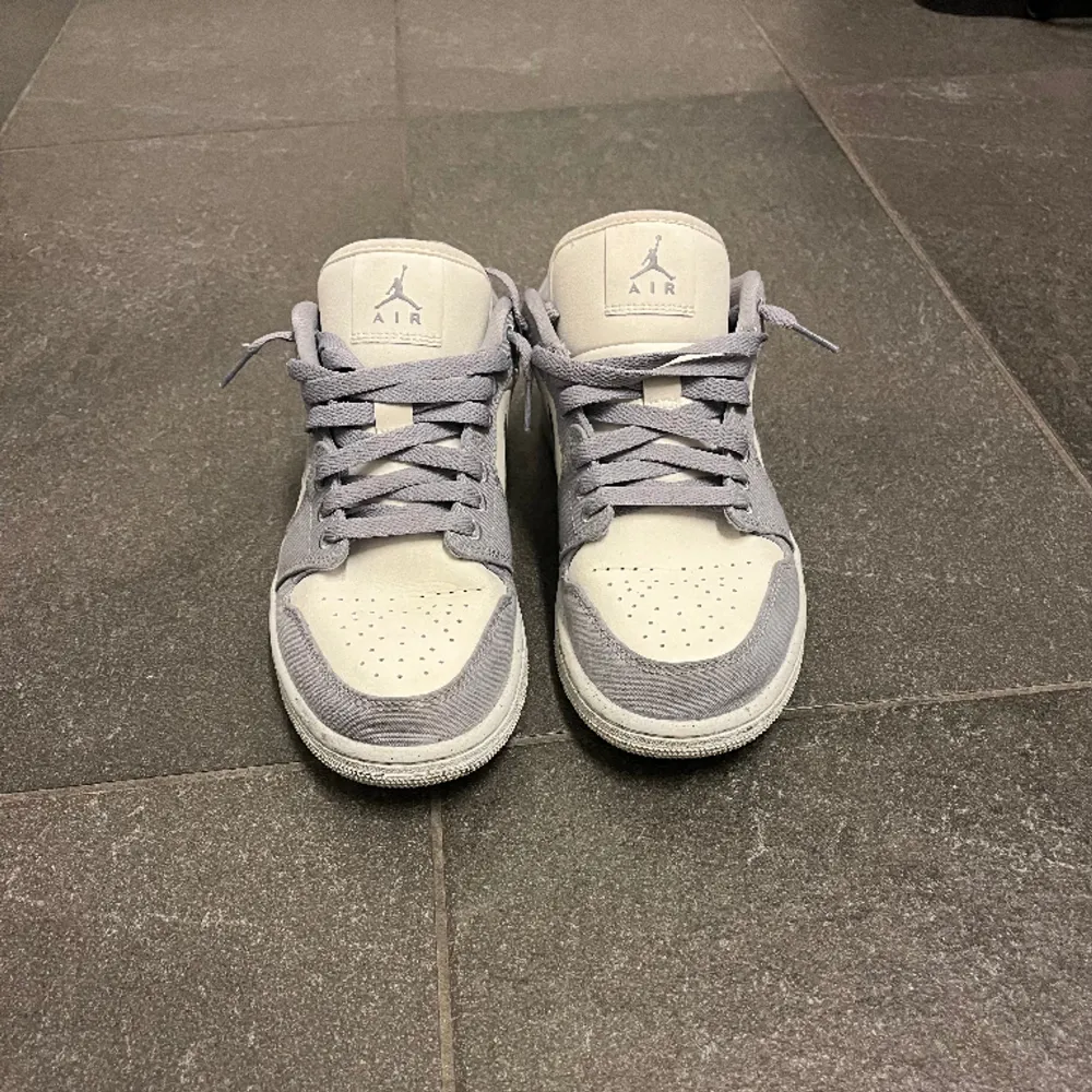 Jordan 1 low light steel grey, stl 40. Köpta sommaren 2023, inte använda mycket därför är skorna i väldigt bra skick, 9/10. Lite kreasade men inte alls mycket annars perfekta. Skriv om intresse, pris kan diskuteras.. Skor.