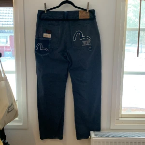 Evisu chinos/byxor - Säljer dessa skitsnygga evisu byxorna. Köpta för 2200. Storlek 33, passar mig som väger ~77 och är 185cm lång. Har även kvitto och taggar. Skicka om du behöver fler bilder eller mått😊