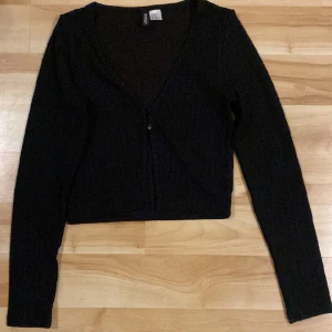 Kofta - Tunn kofta från H&M med två knappar framtill. Supersöt och fin tröja men passar inte längre. Nästan aldrig använd, Max 3 gånger. Skriv om du undrar något!