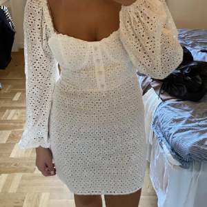 Super fin vit klänning, storlek 36