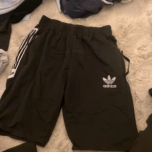 Adidas shorts  - Helt okej skick