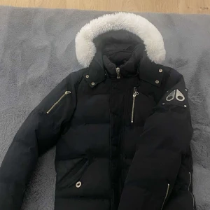 Moose knuckle jacka  - Moose knuckle jacka köpt som present, inte kommit till användning. ÄKTA! Kvitto och mer äkthetbevis finns. Storlek s men passar även m 