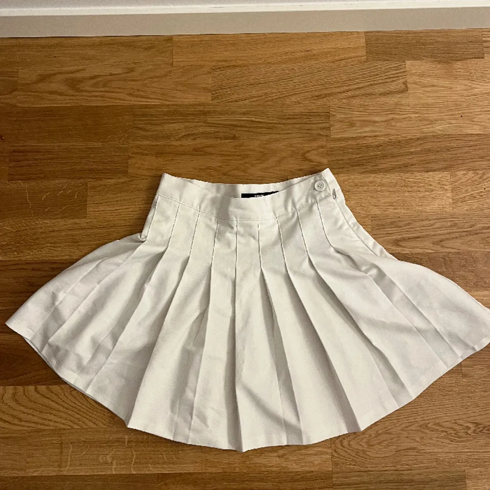 En vit somrig kjol från bikbok🌼. Kjolar.
