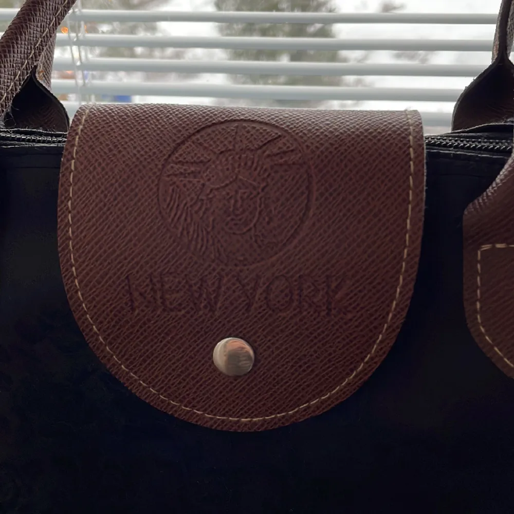 Svart väska med märker new york. Väskan är i nyskick, super fin och rymlig. Kontakta vid köp👍  buda prisförslag🫶. Väskor.