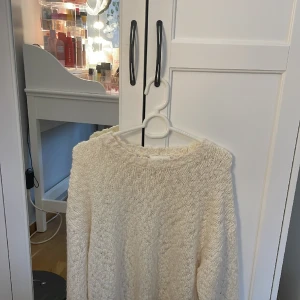 Stickad tröja från MONKI - En jättefin cream white stickad tröja från MONKI. Har använts 1 gång men kommer inte till användning längre❤️är i bra skick (som en ny)