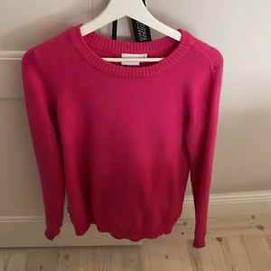 Stickad tröja  - Säljer min stickade tröja i en super fin rosa färg. Säljer då den inte kommer till användning. 